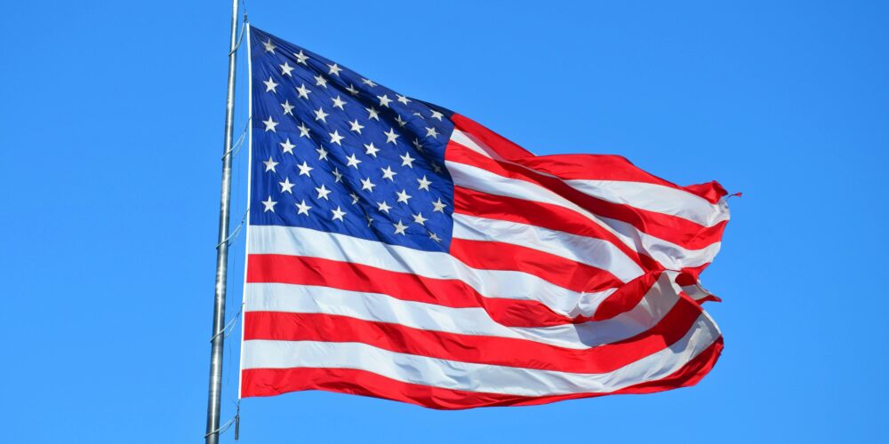 den amerikanska flaggan som vajar i vinden