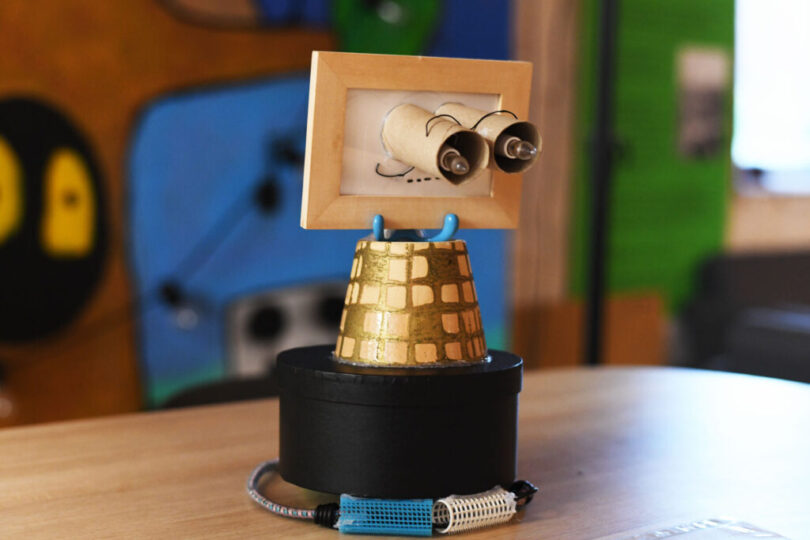 En robot skapad i återbrukat material.