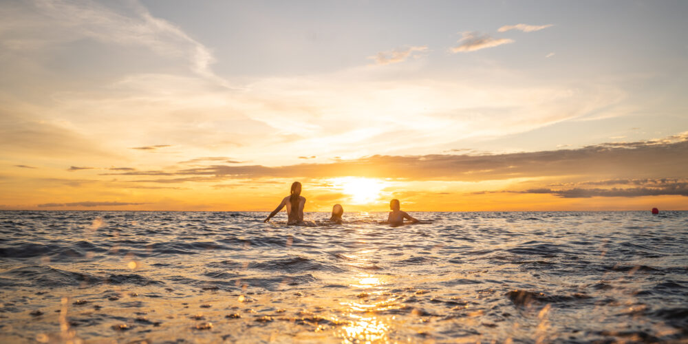 Några ungdomar badar i solnedgången på Öland. Foto: oland.se