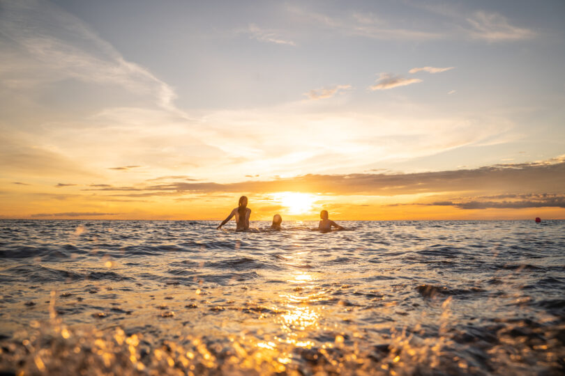 Några ungdomar badar i solnedgången på Öland. Foto: oland.se