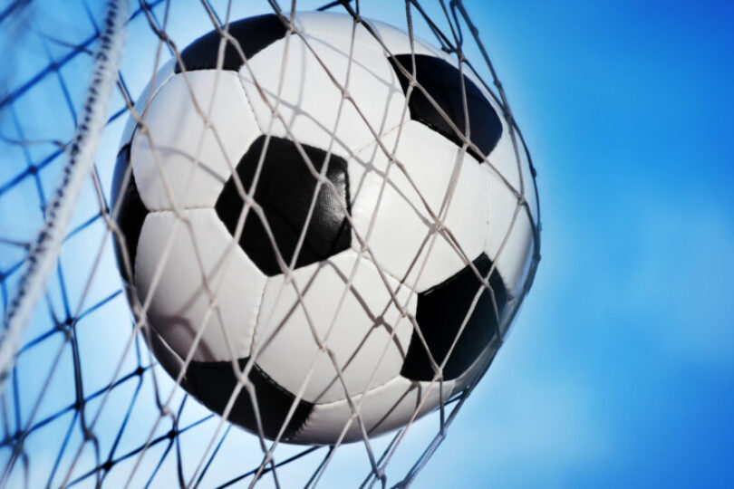 En fotboll i luften fångas av ett nät.