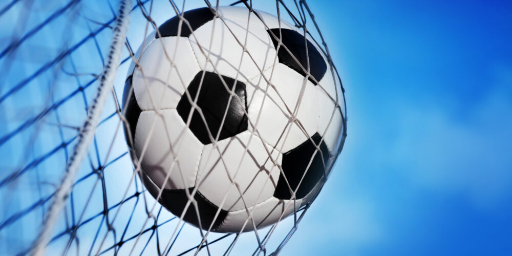 En fotboll i luften fångas av ett nät.