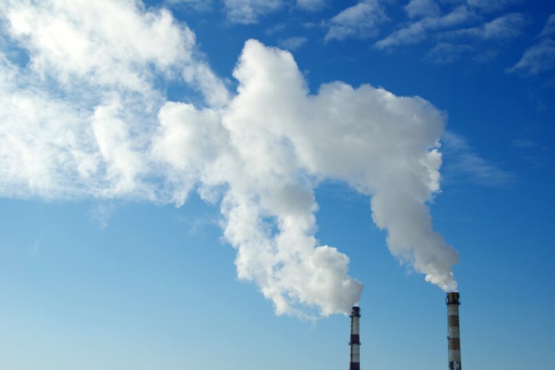 Skorstenar som släpper ut ånga