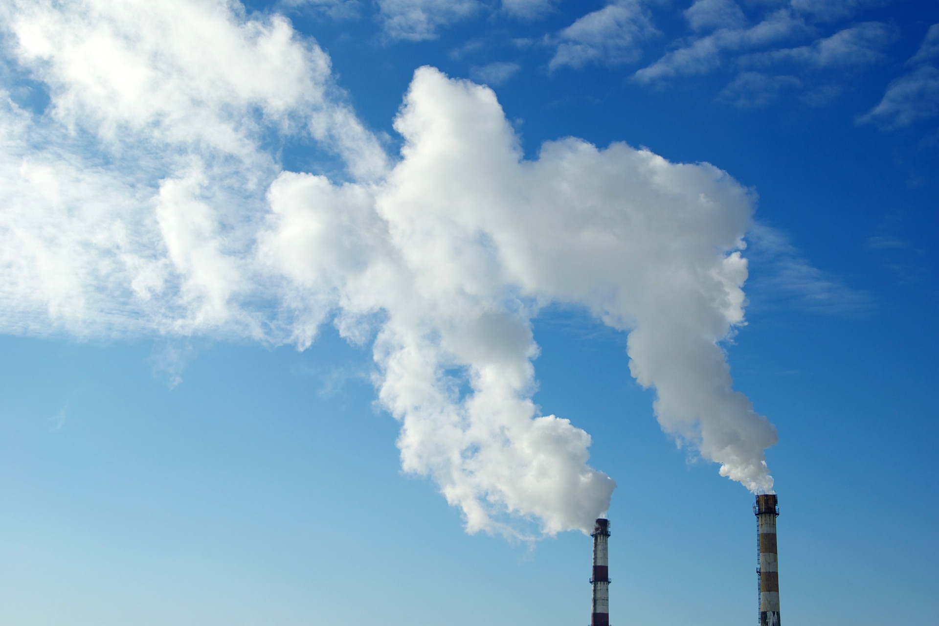 Skorstenar som släpper ut ånga