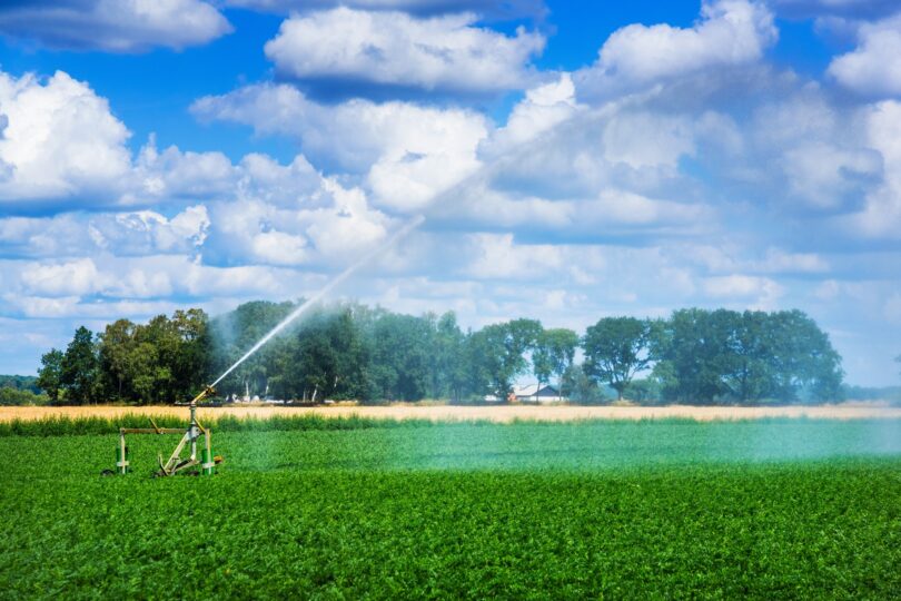 Vattenkanoner bevattnar åkrar