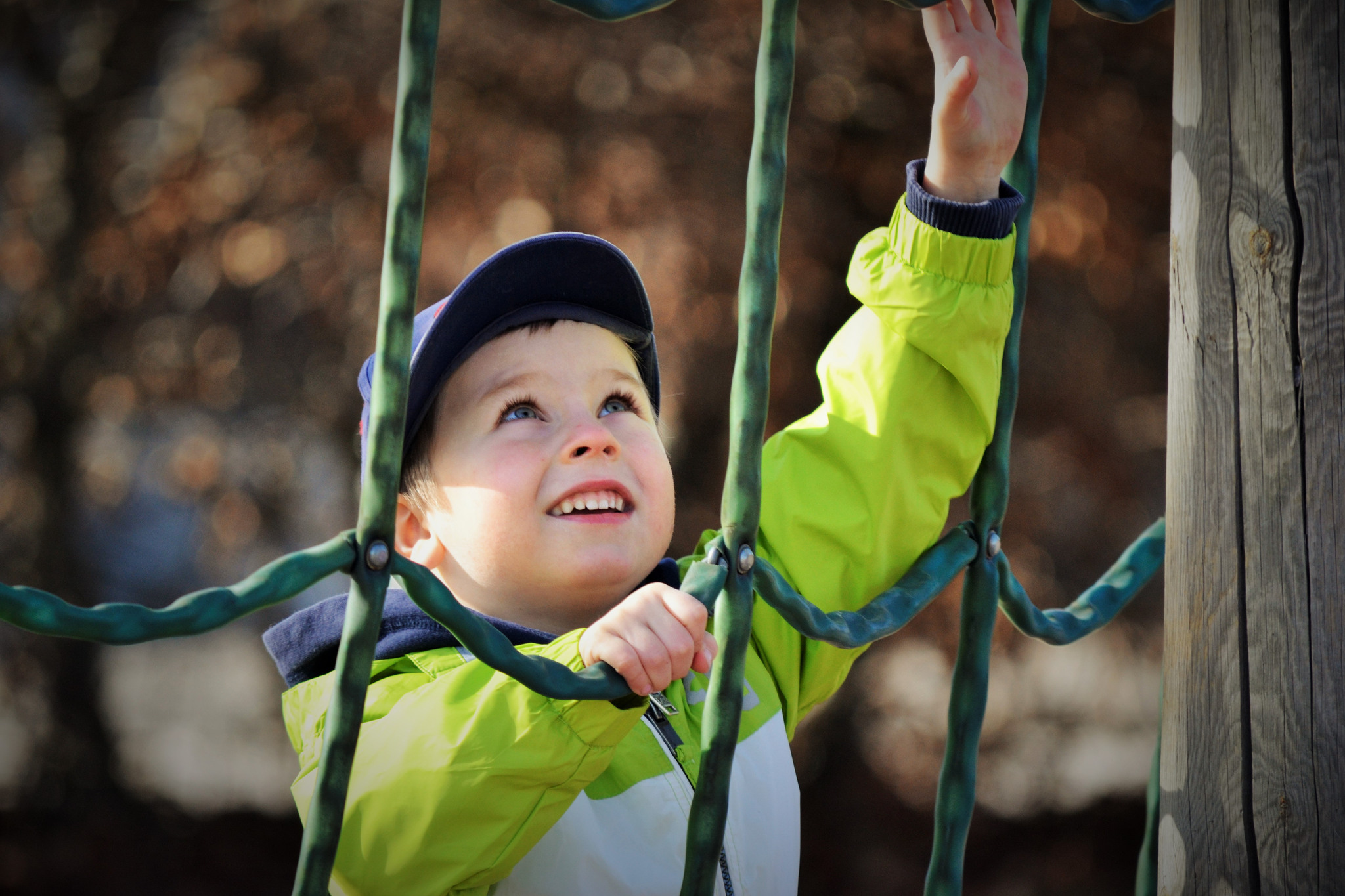 Pojke klättrar på en lekplats