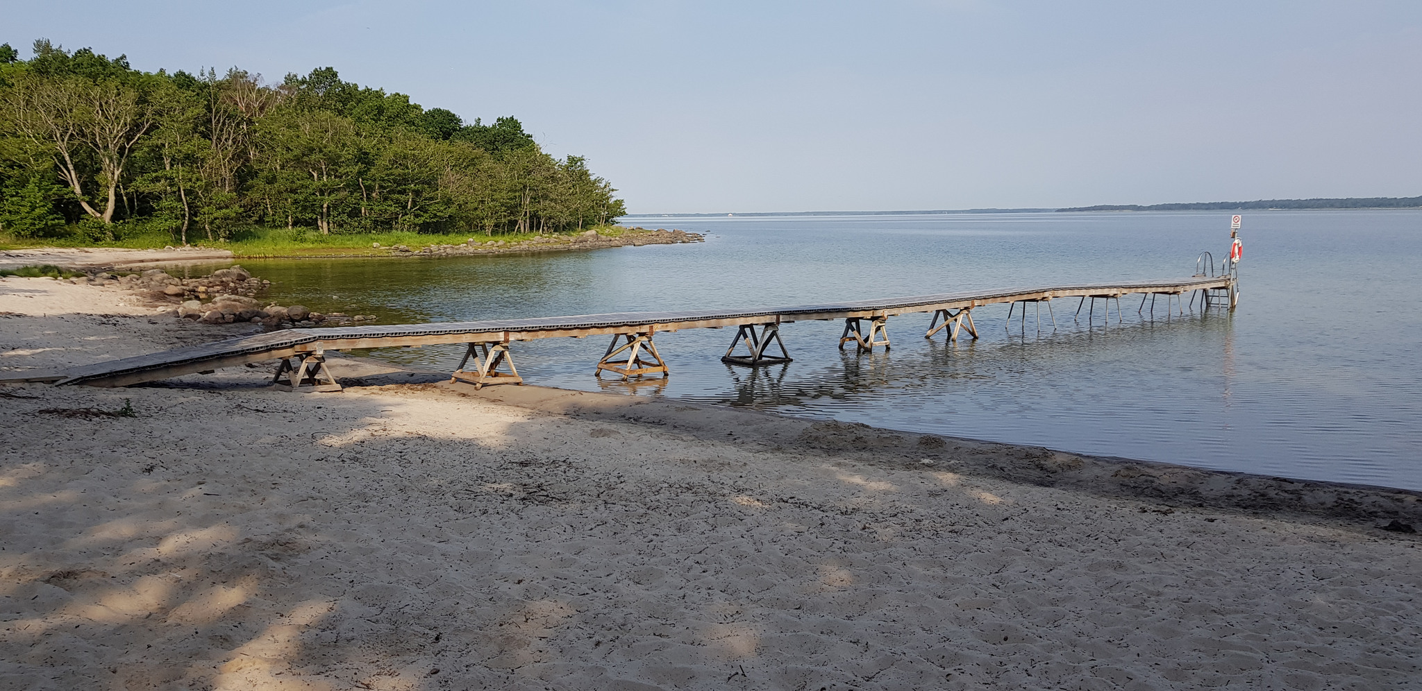 Sandstrand och badbrygga vid Borgmästarvikens badplats
