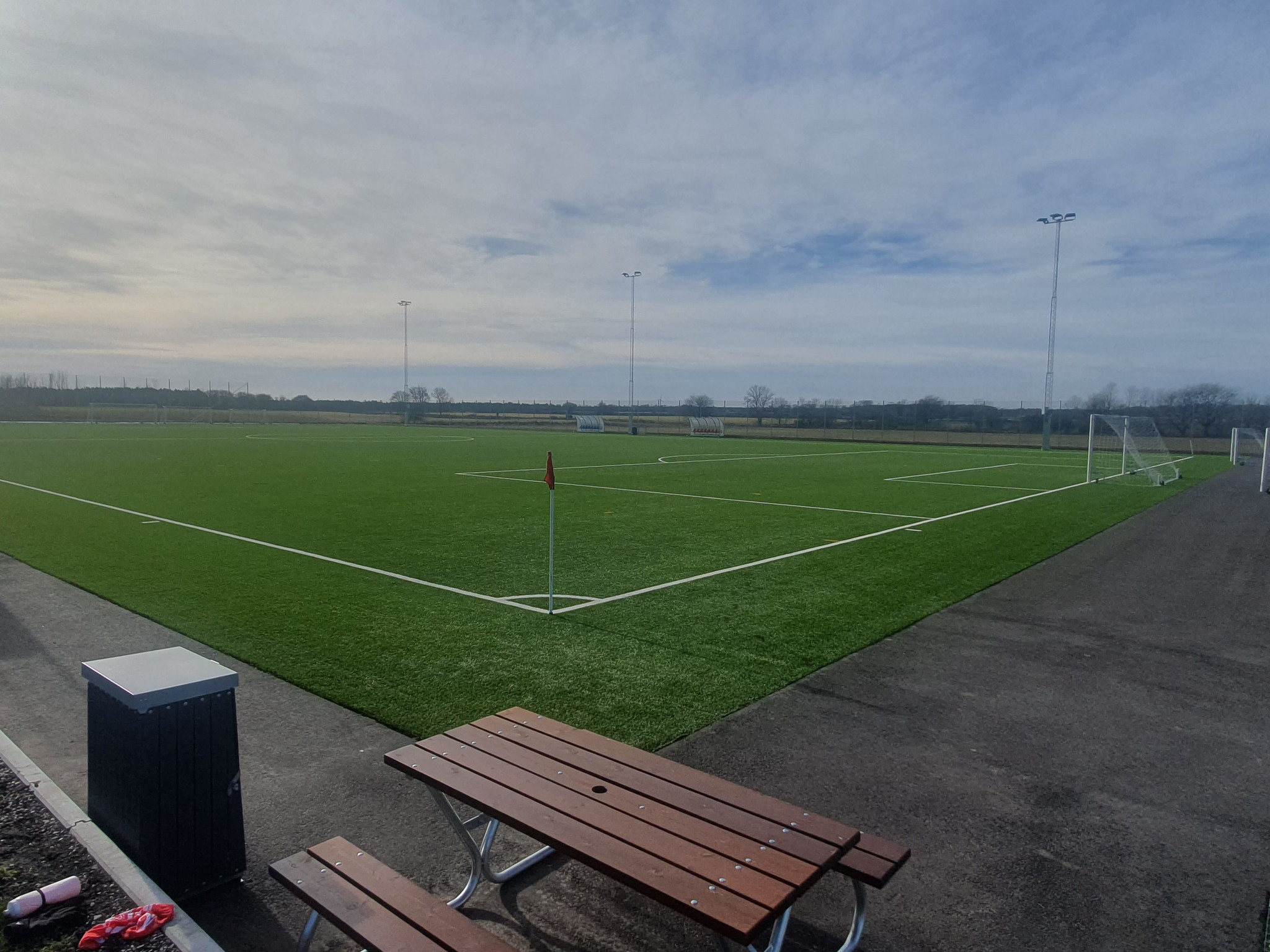 Vy över konstgräsplanen i Gårdby