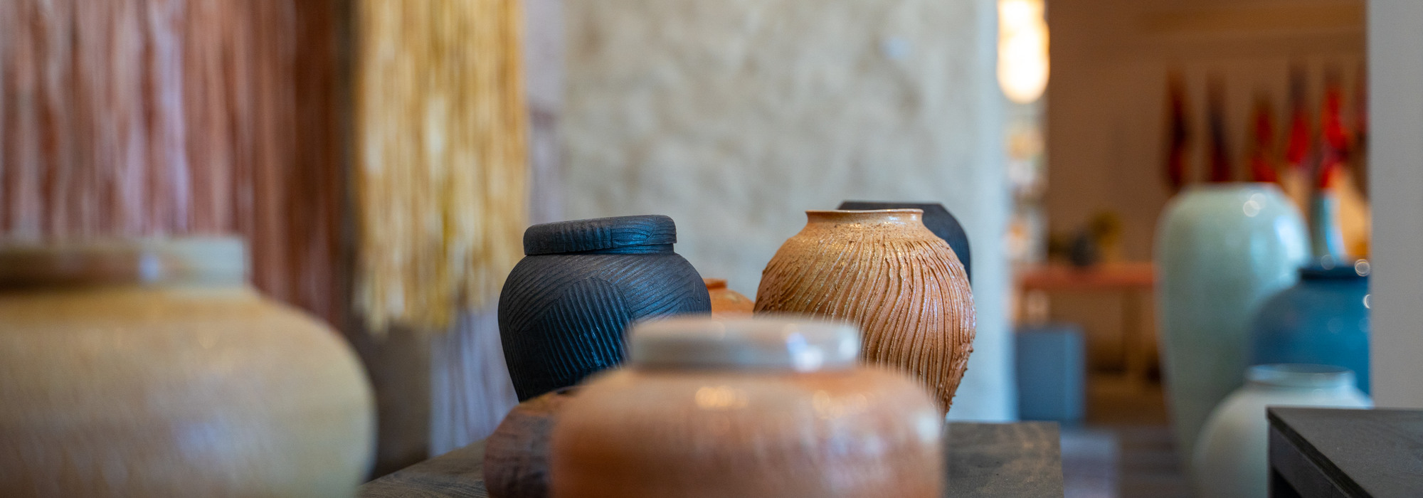 Keramiska vaser i olika färger.