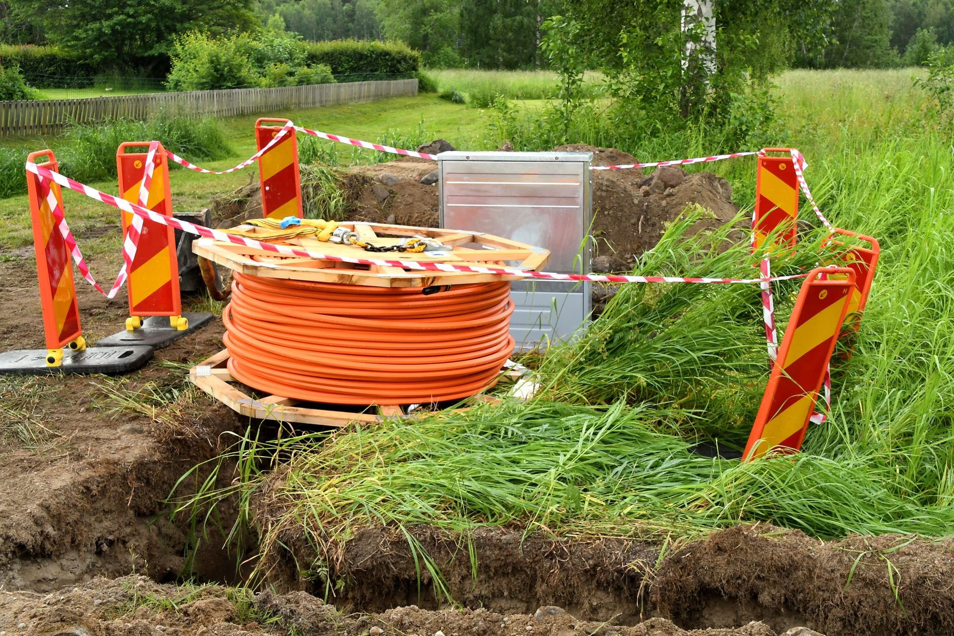 Fiberkabelrulle bredvid grävt dike