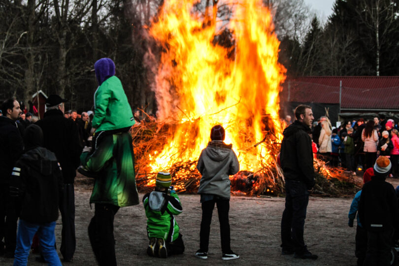 Valborgseld med barn framför