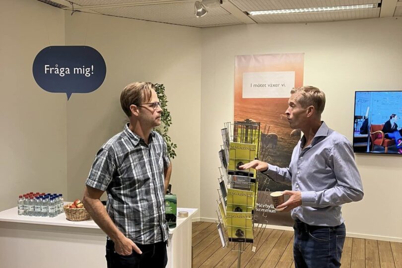 två stycken män som står och pratar med varandra