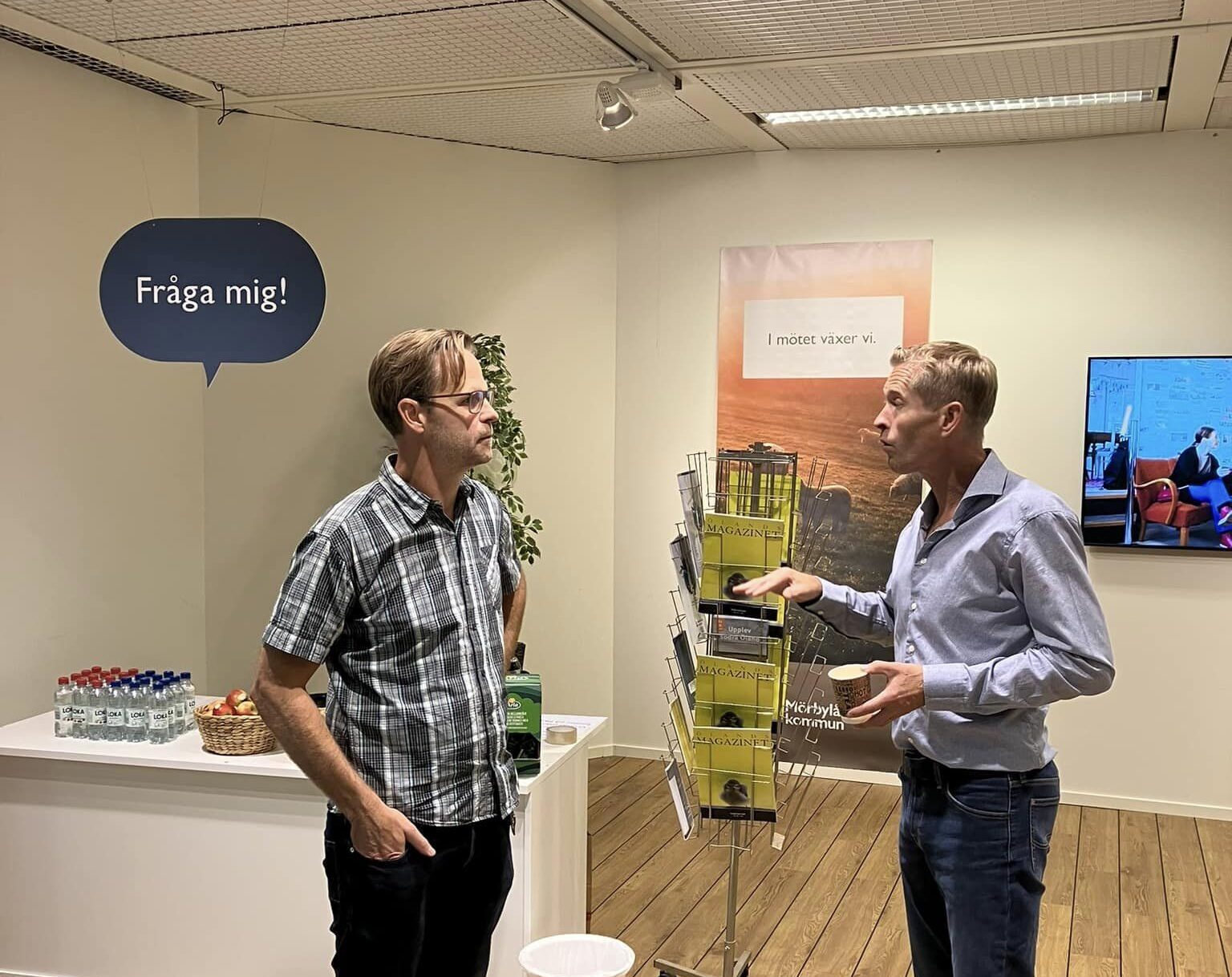 två stycken män som står och pratar med varandra