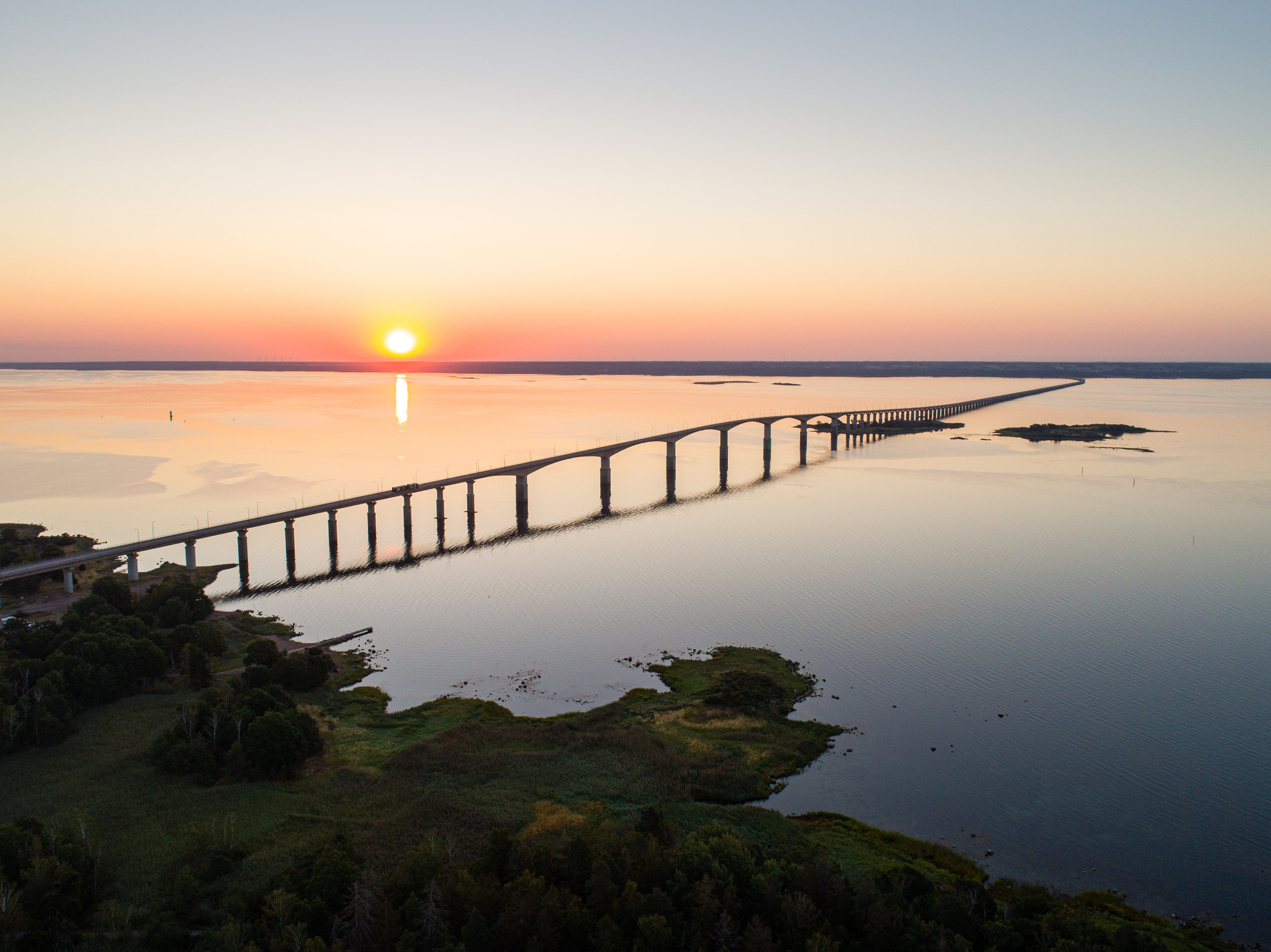 Bild tagen ovanifrån ölandsbron i solnedgång.