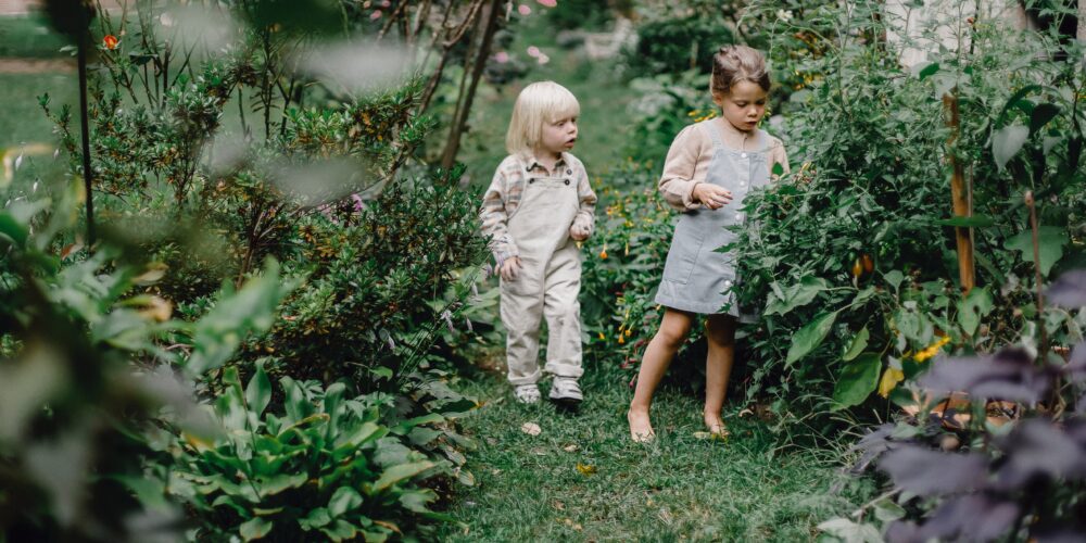 Barn i trädgård