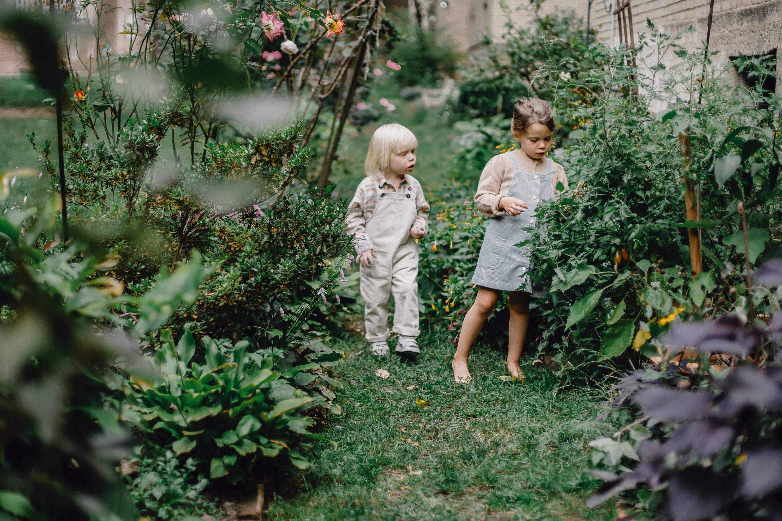 Barn i trädgård