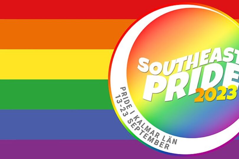 Prideflaggan i regnbågsfärger: rött, orange, gult, grönt, blått och lila med texten "Southeast Pride 2023"