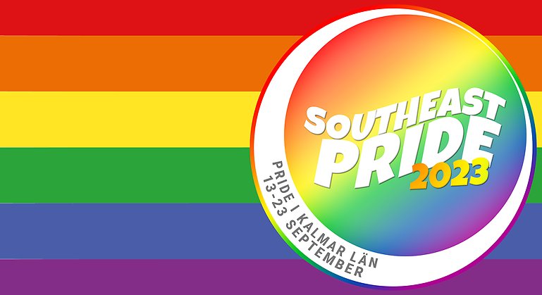 Prideflaggan i regnbågsfärger: rött, orange, gult, grönt, blått och lila med texten "Southeast Pride 2023"