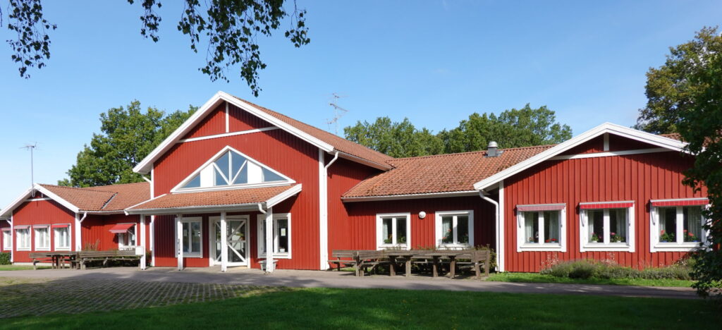 Entrébild för träffpunkt Ladan, en röd byggnad