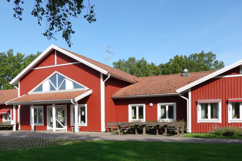Entrébild för träffpunkt Ladan, en röd byggnad