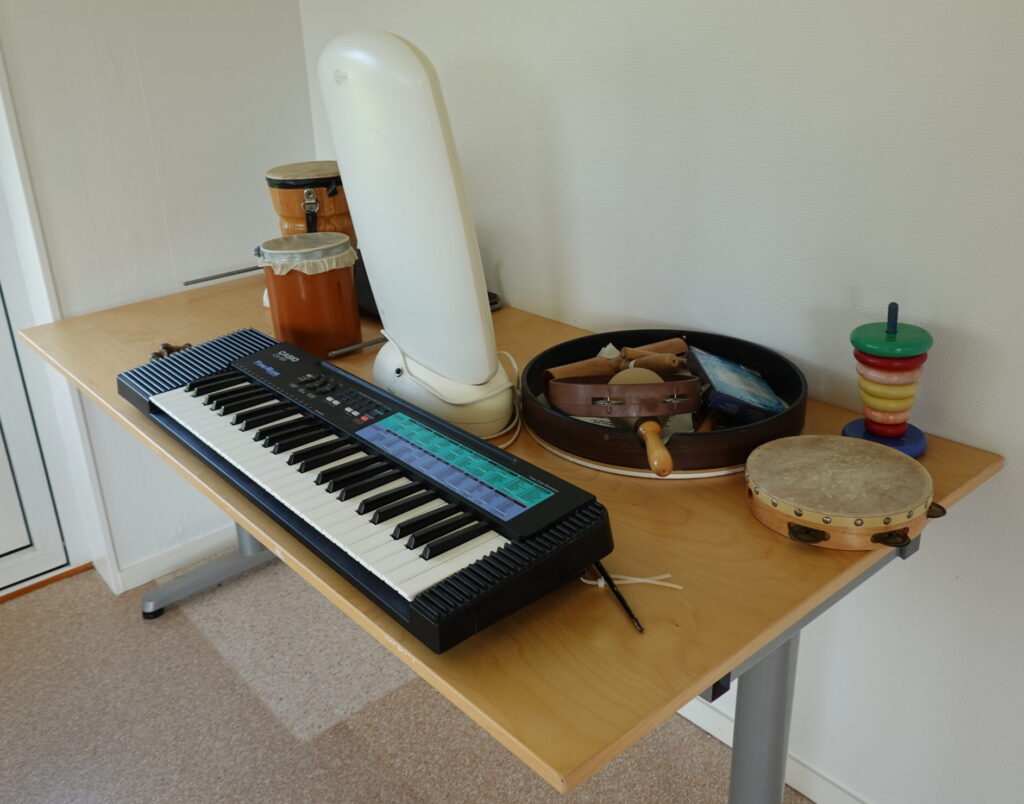 Musikbord med instrument som keyboard, maracas och trummor.