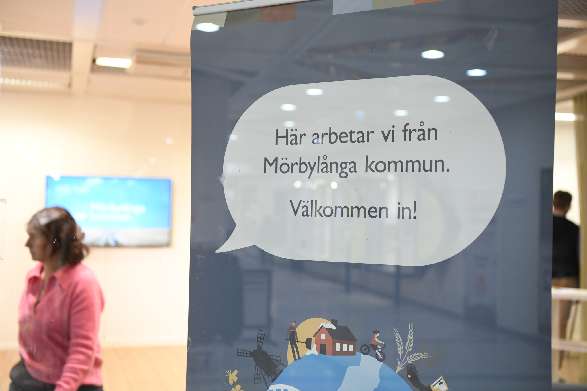 En pratbubbla i ett skyltfönster med text som säger: Här jobbar vi från Mörbylånga kommun, välkommen in!