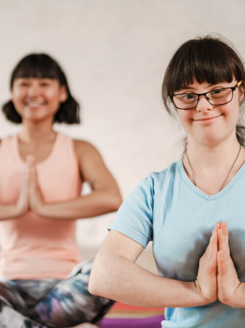 Tjejer som tränar Yoga tillsammans