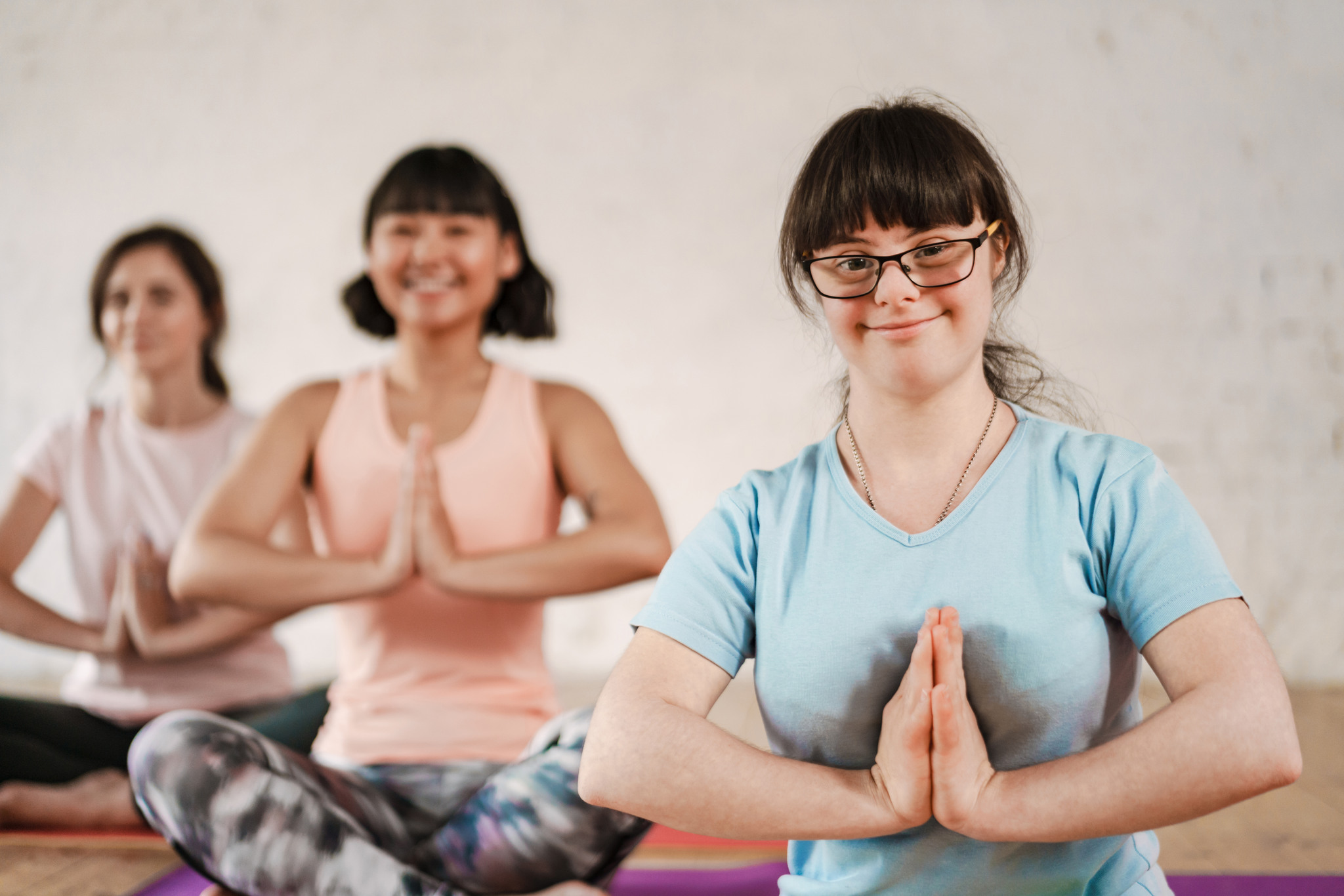 Tjejer som tränar Yoga tillsammans.