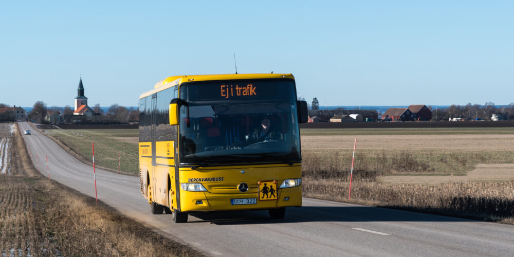 Skolbuss på väg från Mörbylånga på Öland