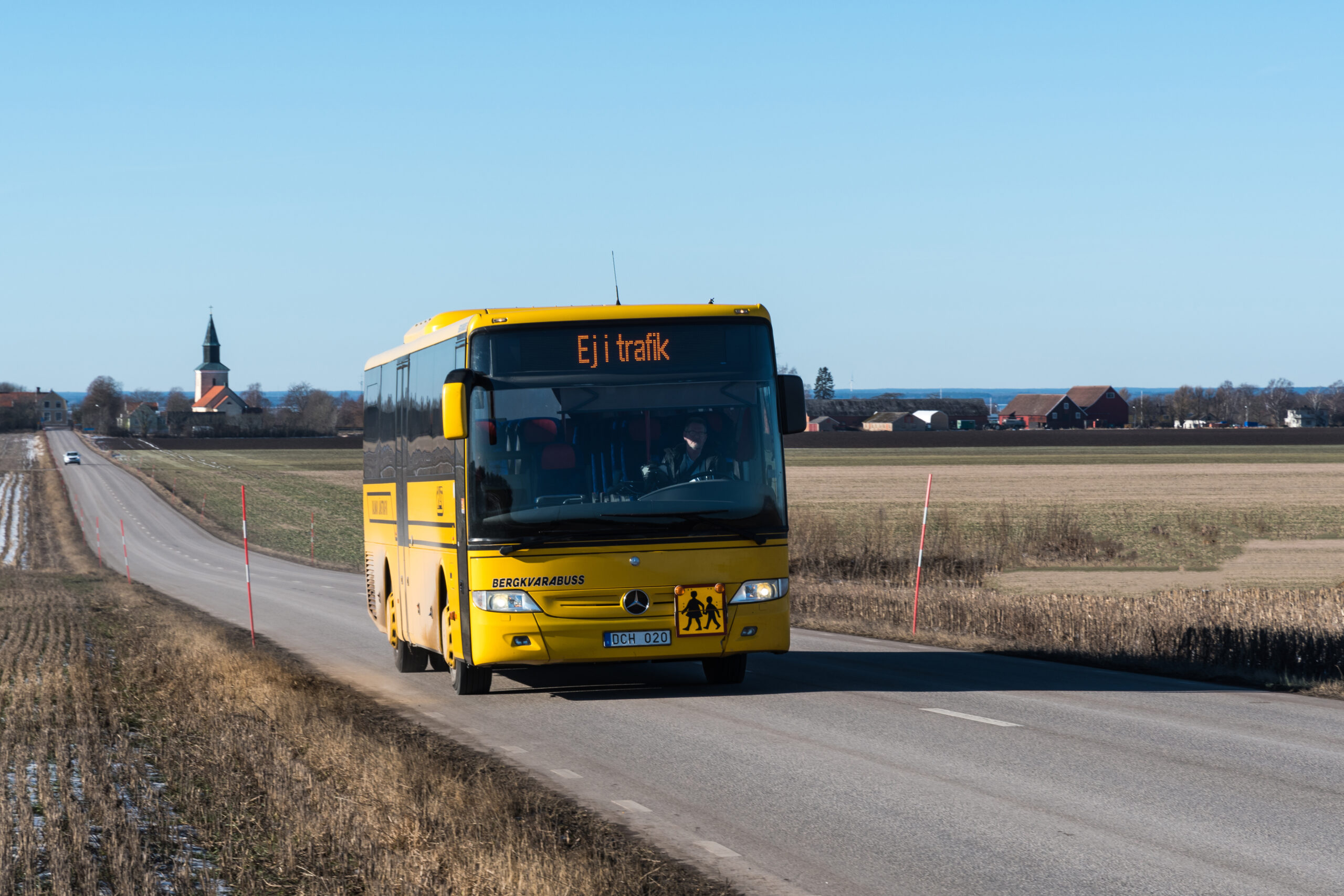 Skolbuss på väg från Mörbylånga på Öland