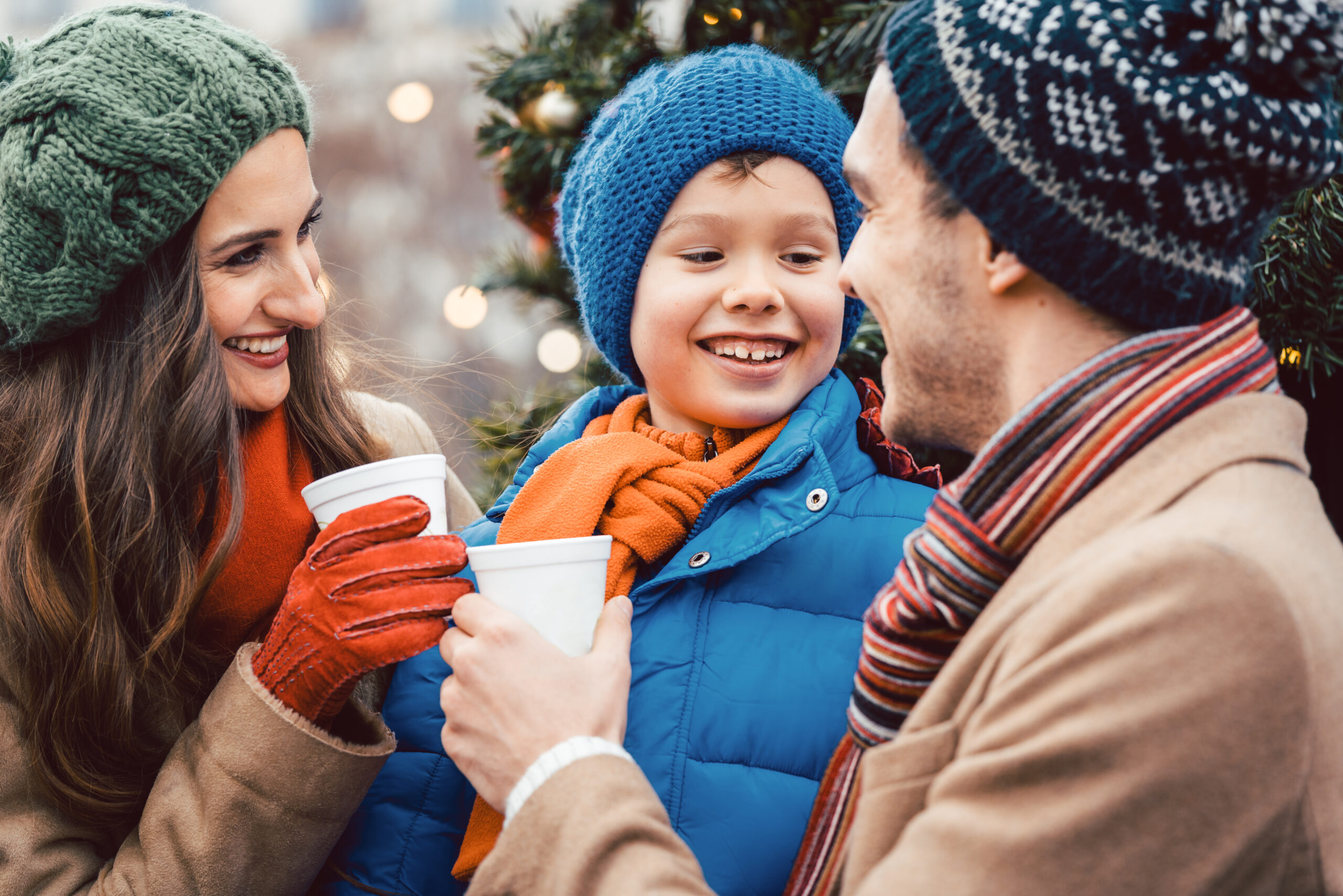 En familj besöker julmarknad.
