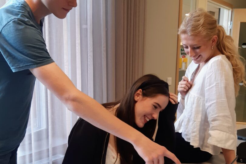 tre elever tittar på en dator.