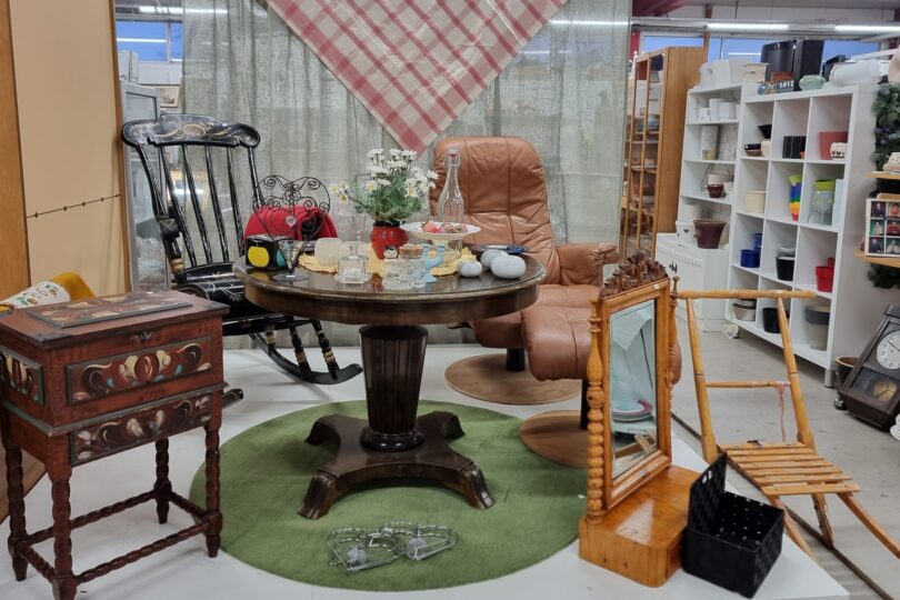 Några udda möbler står samlade på en yta i en secondhandbutik.