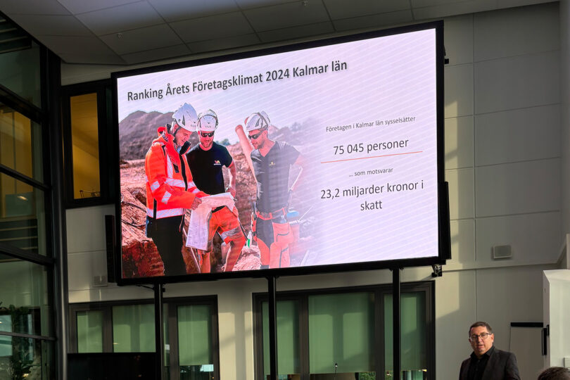 En man visar en prowerpointpresentation på en stor skärm, med texten Rankning årets företagsklimat 2024 Kalmar län.