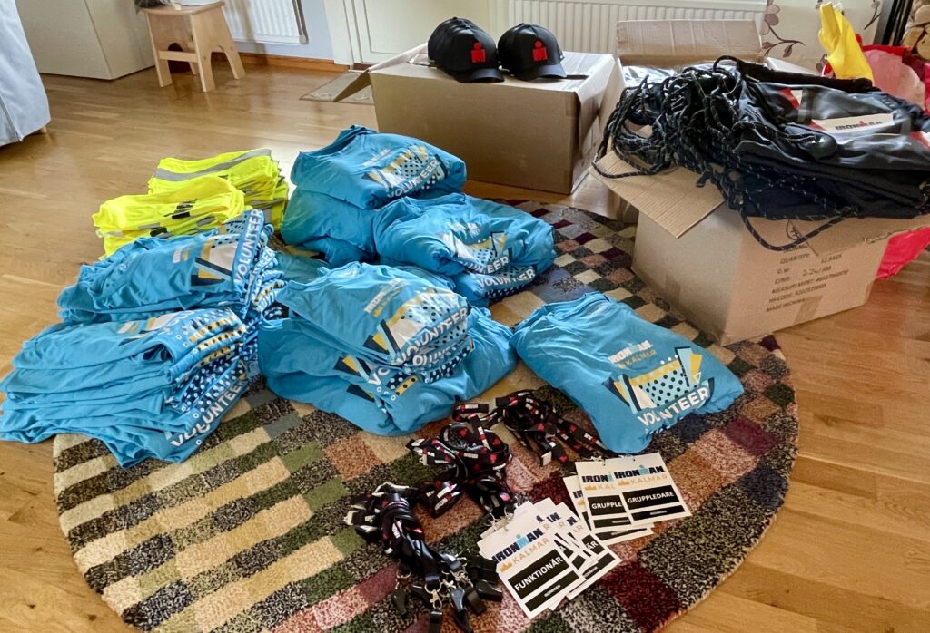 På en matta ligger t-shirts och kepsar från Ironman.