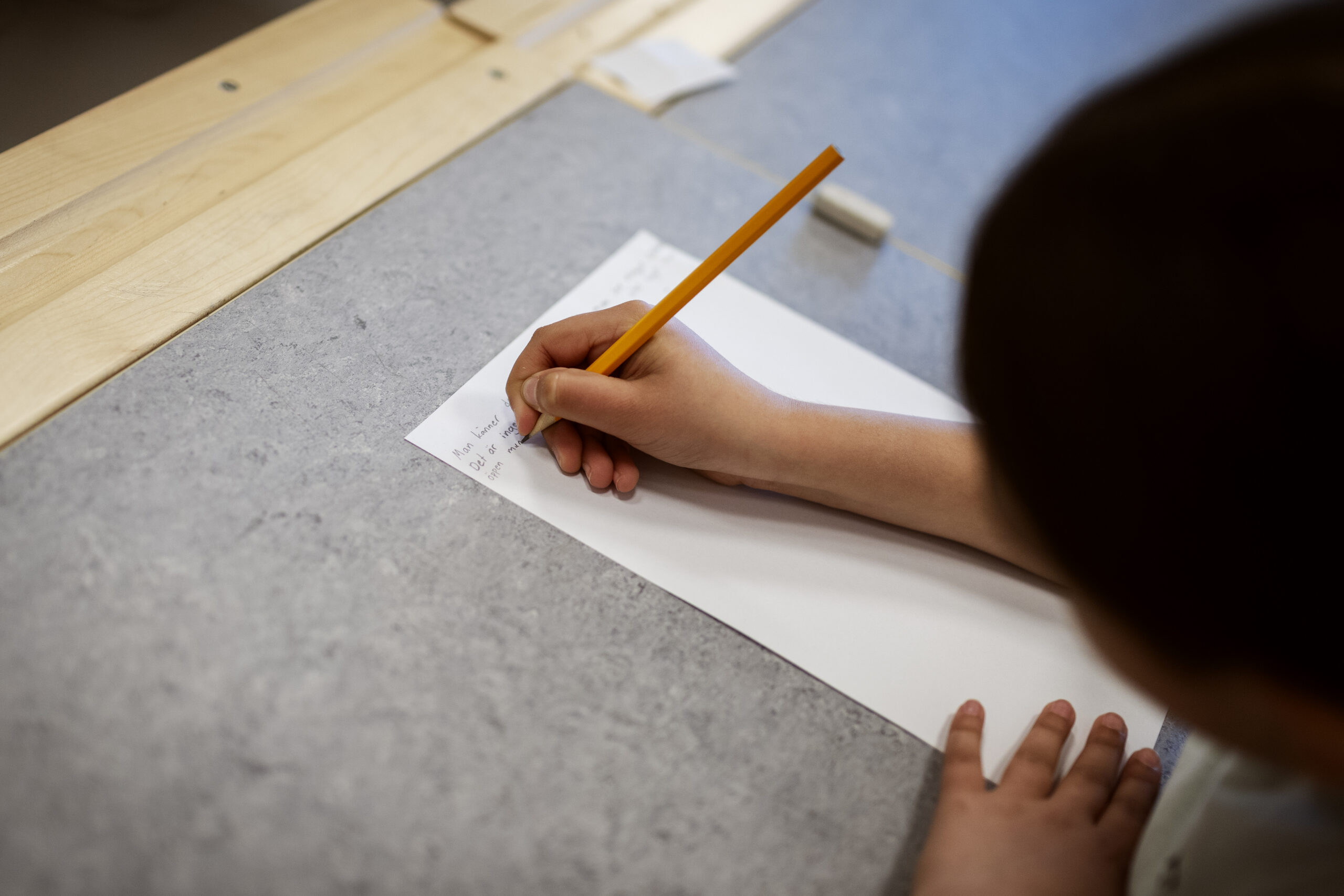 en person som fyller i ett papper med en penna