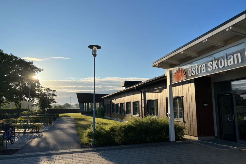 Miljöbild från utsidan av skola utan elever.