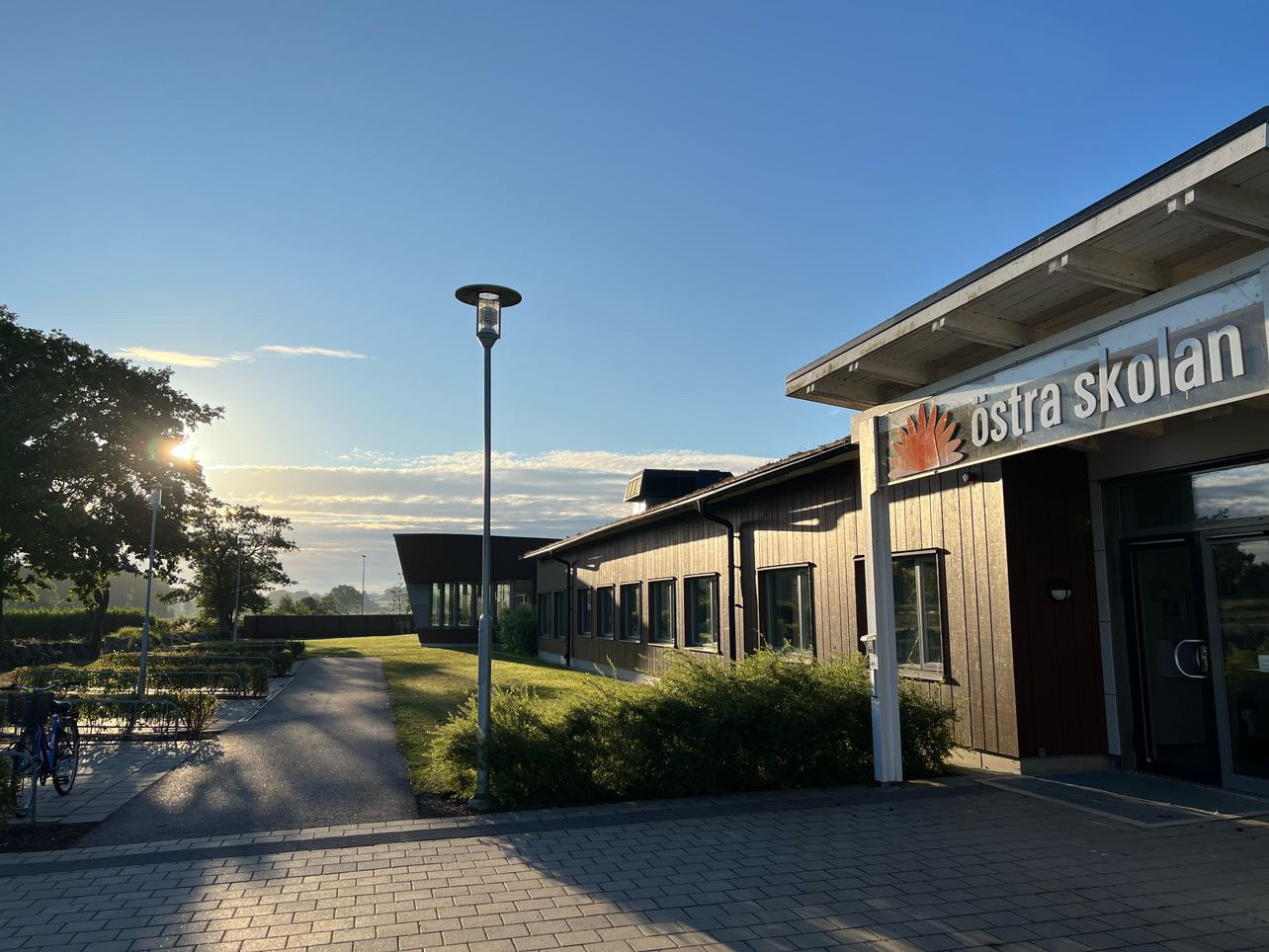 Miljöbild från utsidan av skola utan elever.