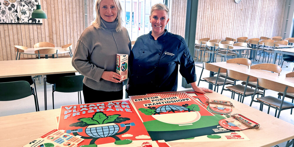 Jenny och Linda står framför ett bord med material från Orkla om Fast Fusion Climate Week.
