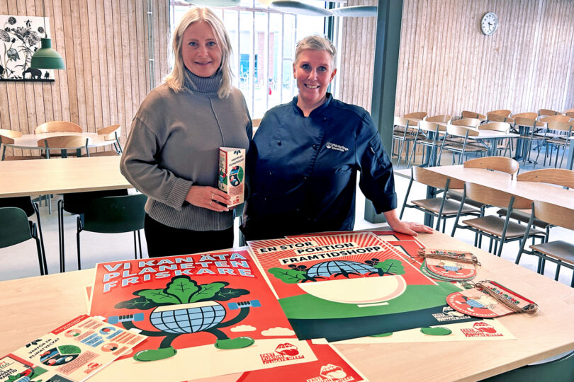 Jenny och Linda står framför ett bord med material från Orkla om Fast Fusion Climate Week.