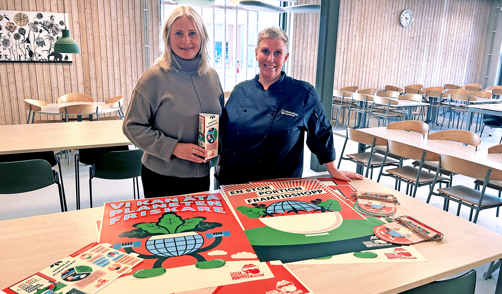 Jenny och Linda står framför ett bord med material från Orkla om Fast Fusion Climate Week.