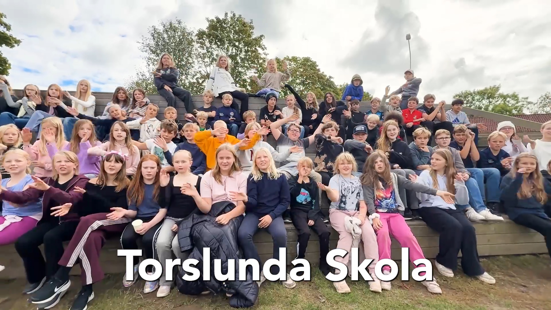 Elever på Torslunda skola i musikvideon till skolsången hösten 2025