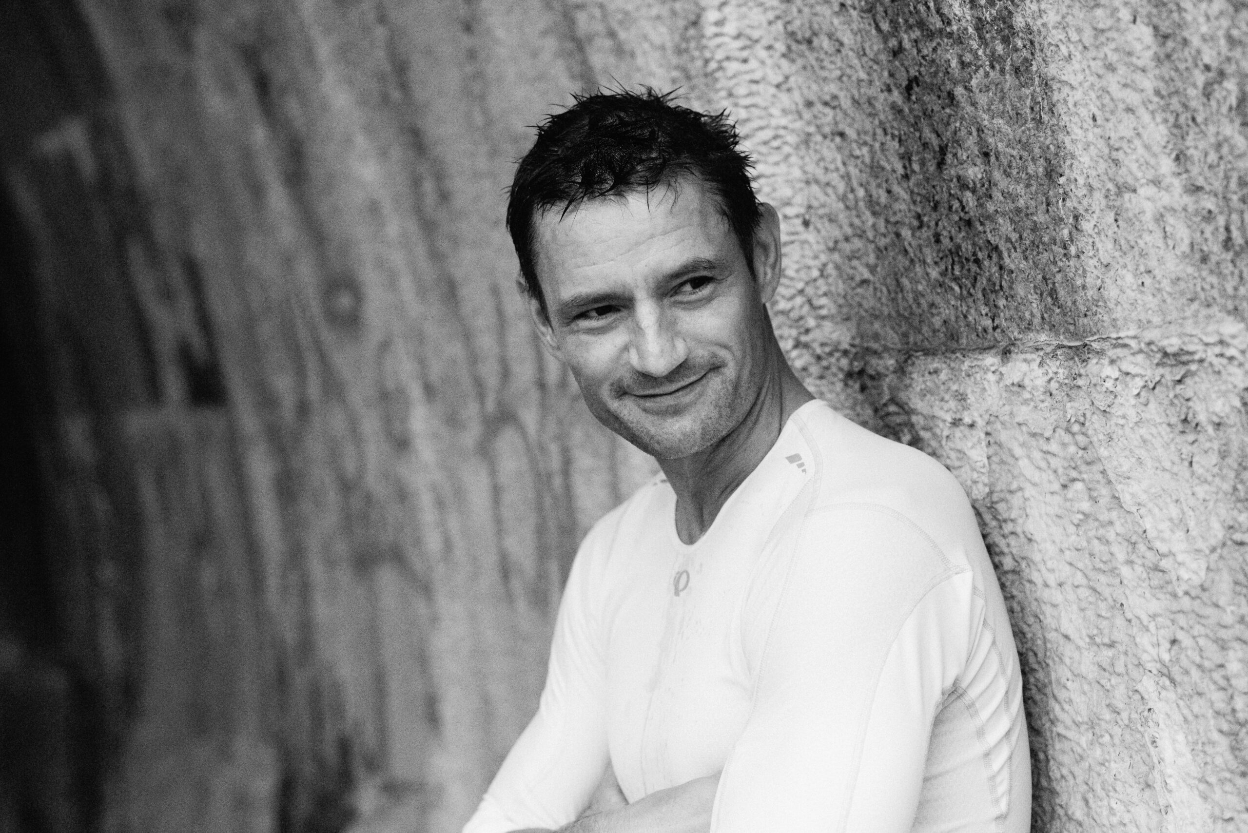 en mörkhårig man i vit tröja