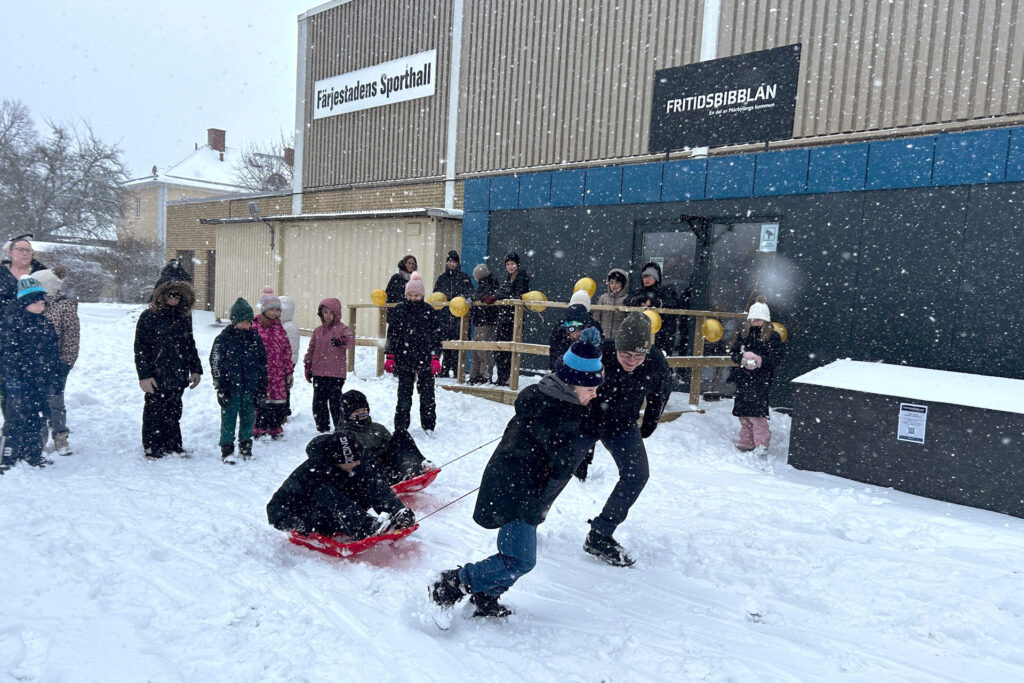 Pulkarace i nyfallen snö framför Fritidbibblan.