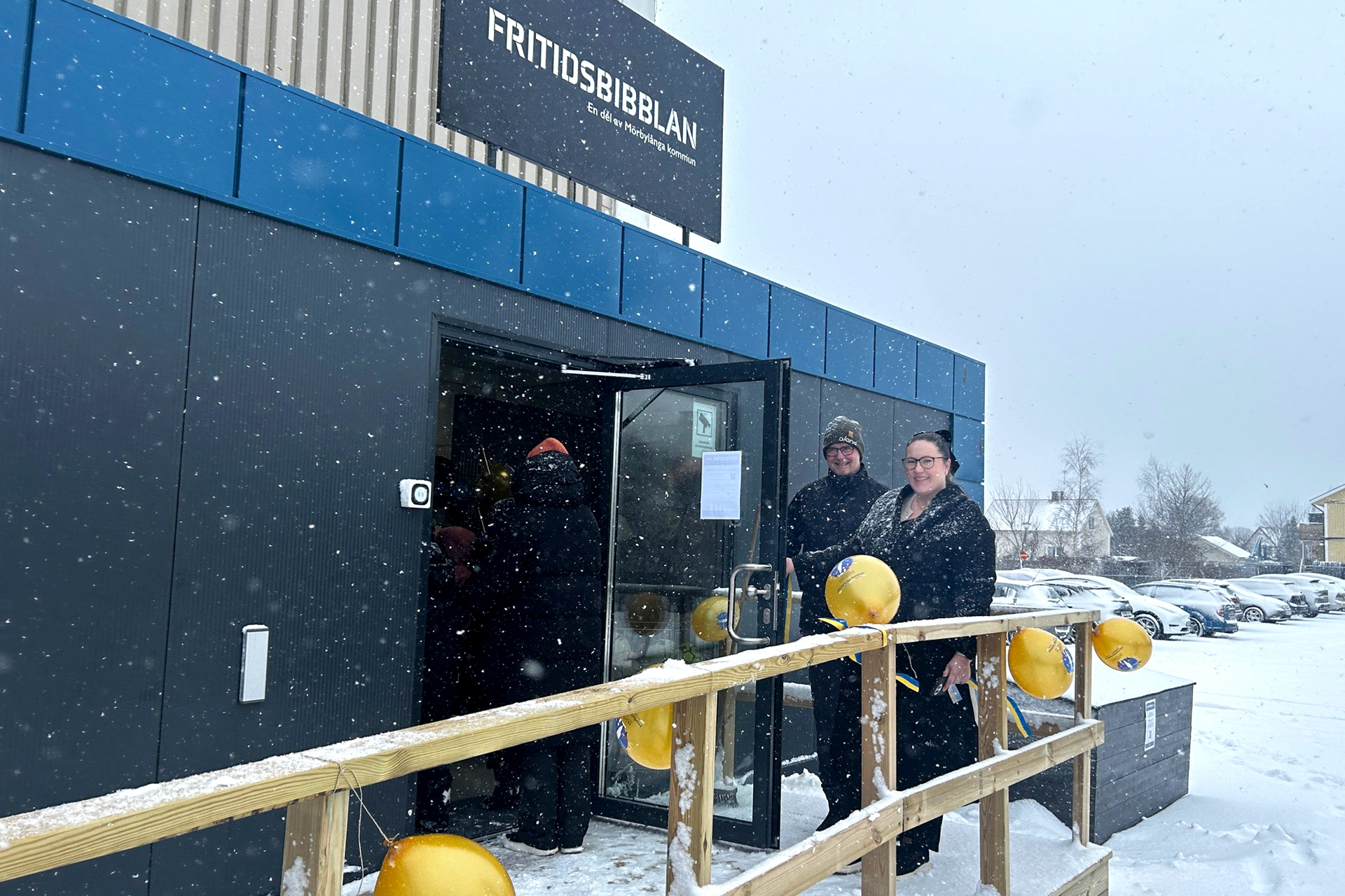 Liv Stjärnlöf och Michael Granstedt öppnar dörren till Fritidsbibblans nya självservicebutik.