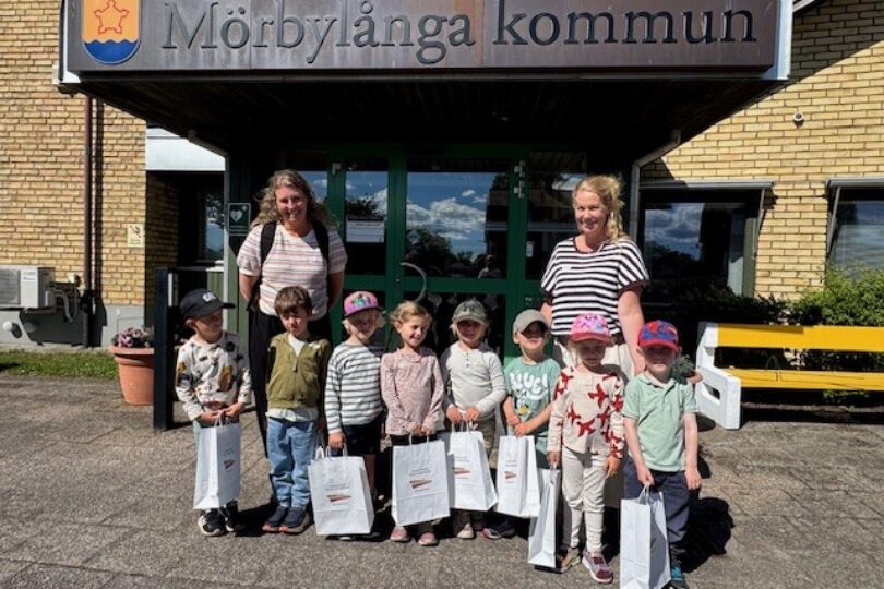 Barngrupp utanför kommunhuset.