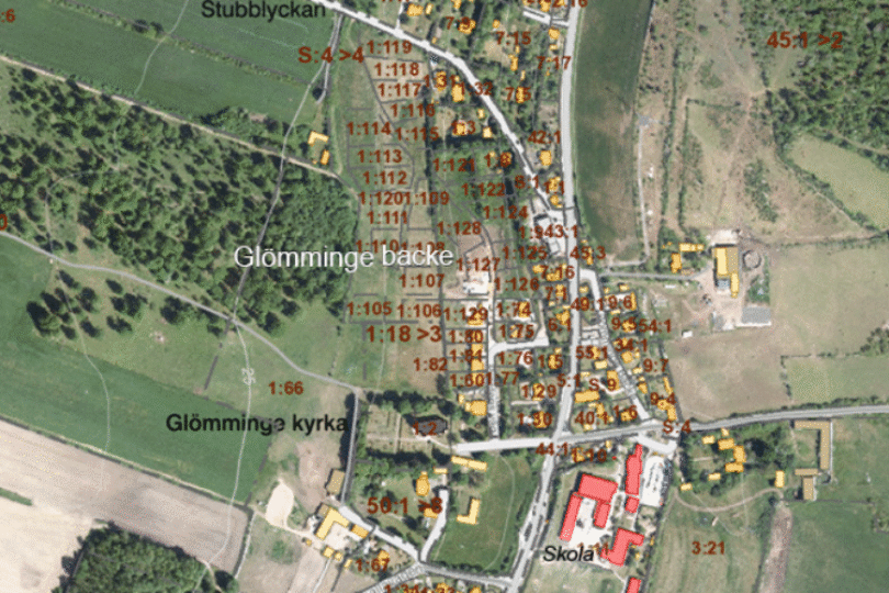 Ortofoto-karta över området Glömminge backe med fastighetsgränser och beteckningar, där vägar och byggnader markeras. Text i kartan: ”Glömminge backe”, ”Glömminge kyrka”, ”Skola”, ”Stubblyckan”.