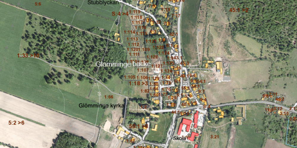 Ortofoto-karta över området Glömminge backe med fastighetsgränser och beteckningar, där vägar och byggnader markeras. Text i kartan: ”Glömminge backe”, ”Glömminge kyrka”, ”Skola”, ”Stubblyckan”.