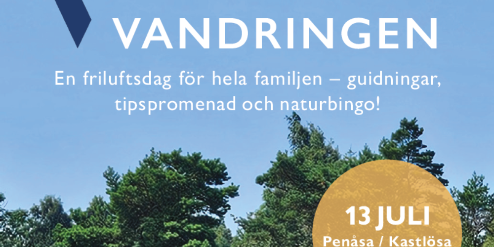 Affisch för “VICTORIA VANDRINGEN” som bjuder in till friluftsdag för hela familjen med guidningar, tipspromenad och naturbingo. Text: “13 JULI Penåsa / Kastlösa KL.10-14”. Bakgrund med blå himmel och gröna träd.