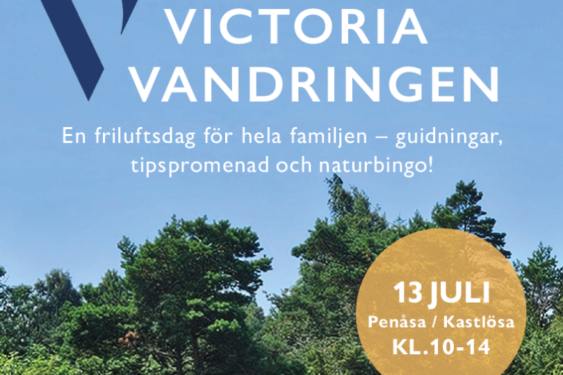 Affisch för “VICTORIA VANDRINGEN” som bjuder in till friluftsdag för hela familjen med guidningar, tipspromenad och naturbingo. Text: “13 JULI Penåsa / Kastlösa KL.10-14”. Bakgrund med blå himmel och gröna träd.